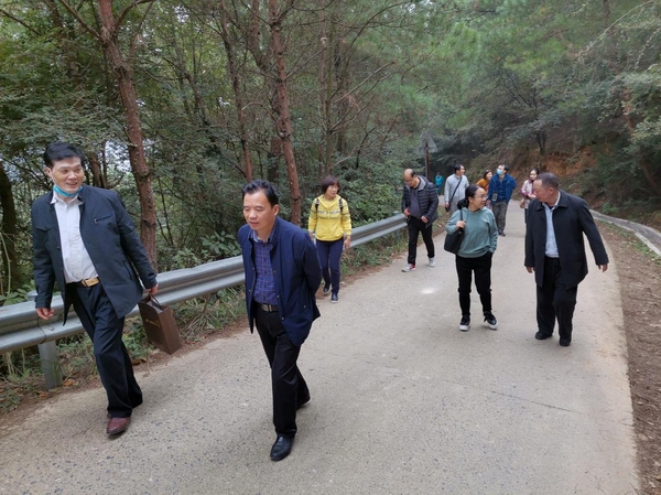 邵阳市档案馆开展登山比赛