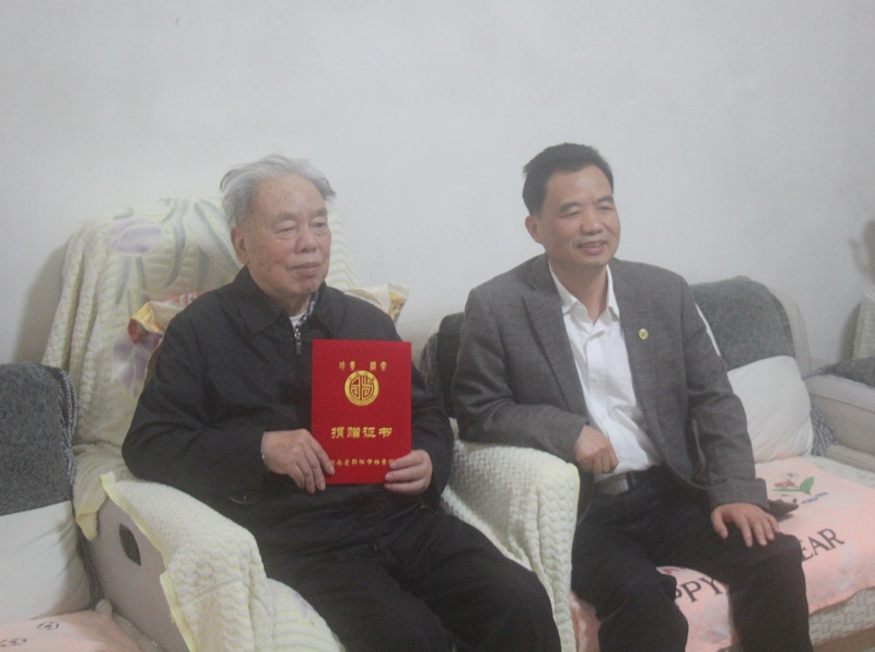 原市委副书记屈家海向邵阳市档案馆捐赠个人荣誉档案