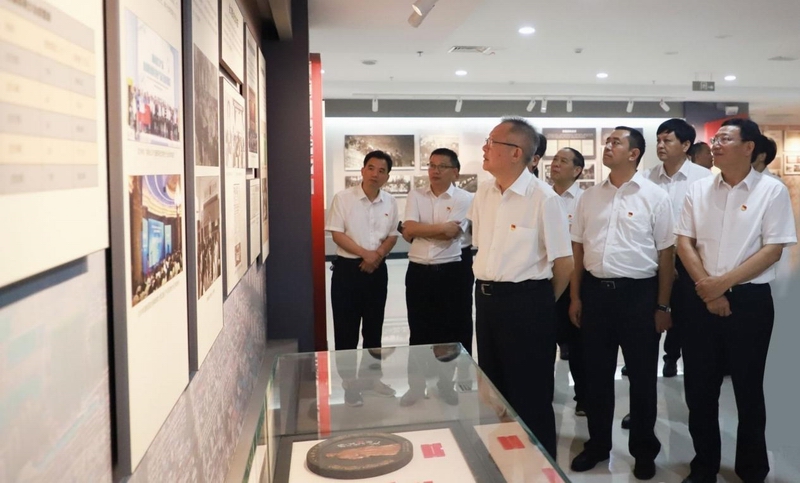 邵阳党史陈列馆暨档案文献与革命文物展览揭幕开展