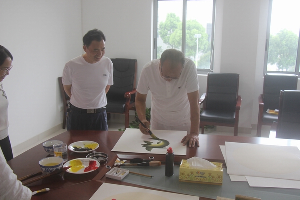 邵阳市档案馆接收著名画家陈洪捐赠珍贵书画作品