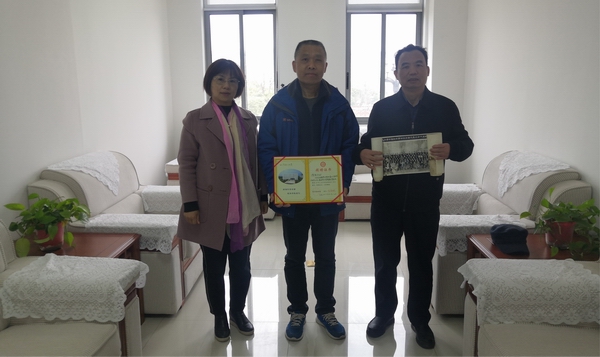 隆振云先生向邵阳市档案馆捐赠一批珍贵档案