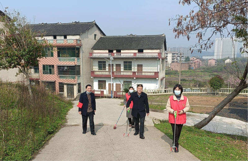 龙毅鹏带队赴联点社区开展创文志愿服务