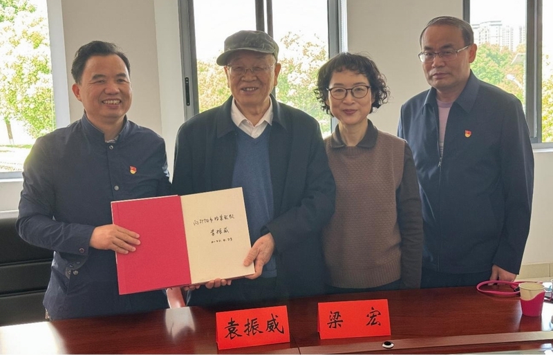 袁振威将军访问市档案馆  深情追寻先辈英雄足迹