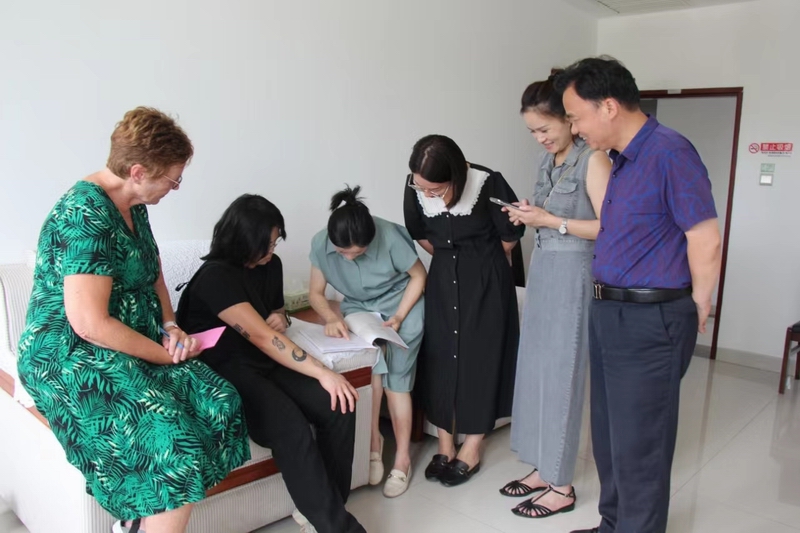市档案馆接待美国母女  助力跨国寻根之旅