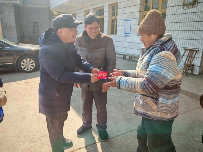 市档案馆赴乡村振兴联系点调研慰问