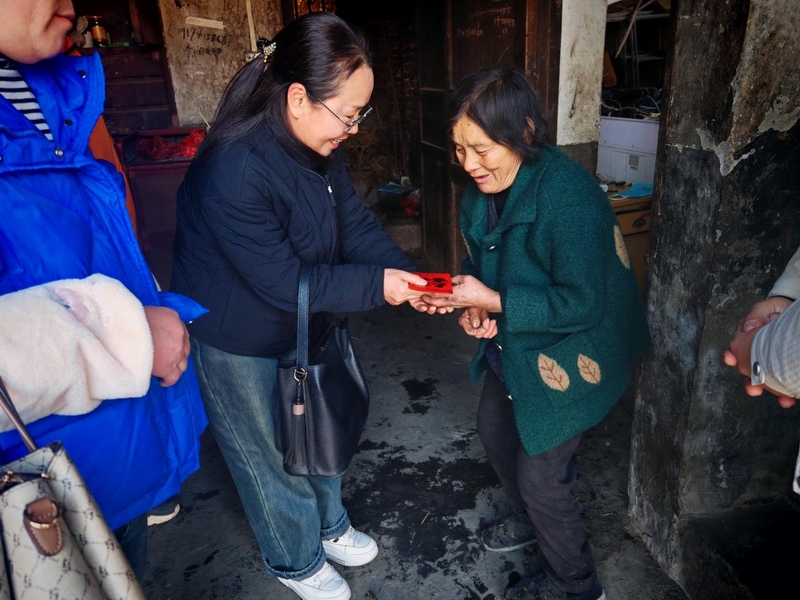 市档案馆赴乡村振兴联系点调研慰问