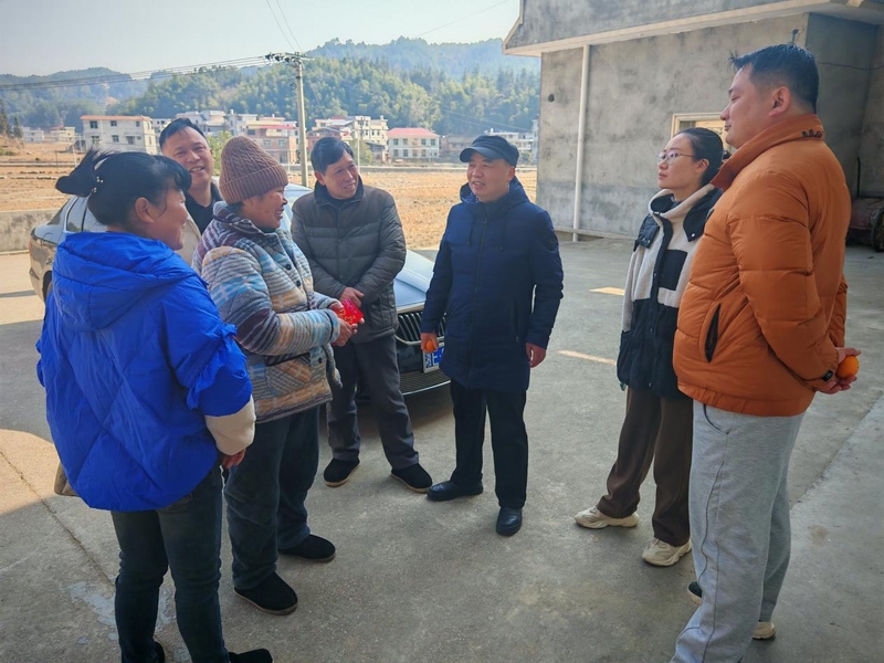 市档案馆赴乡村振兴联系点调研慰问