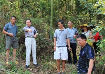 市档案局长亲赴驻点村指挥抗旱