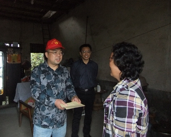 邵东县档案局党员志愿者服务队帮扶困难群众