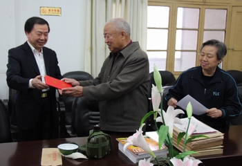 周美华将军向市特色档案馆捐赠个人档案