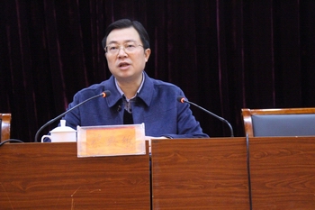 市委常委常务副市长蔡典维在全市档案工作会议上强调:要把依法治档和信息化建设放在突出位置