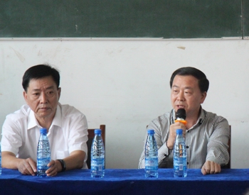 邵阳市档案局为姚喆中学捐赠爱心书包