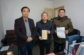 副县长奉锡样引路捐赠民族特色档案