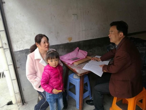 邵阳市档案馆龙毅鹏带队深入新邵县潭府乡贫困村指导扶贫工作