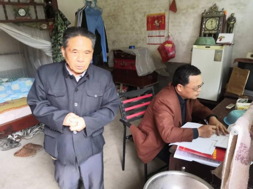 邵阳市档案馆龙毅鹏带队深入新邵县潭府乡贫困村指导扶贫工作