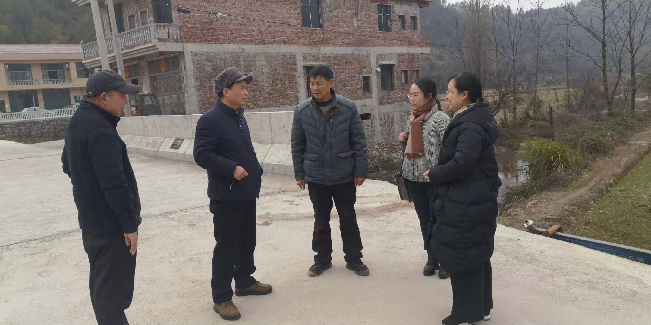 馆领导年关入村议扶贫